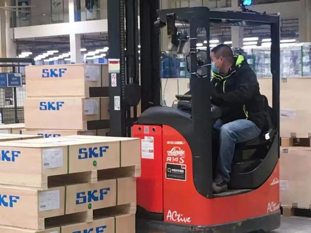 Cylindriska rullager för motor